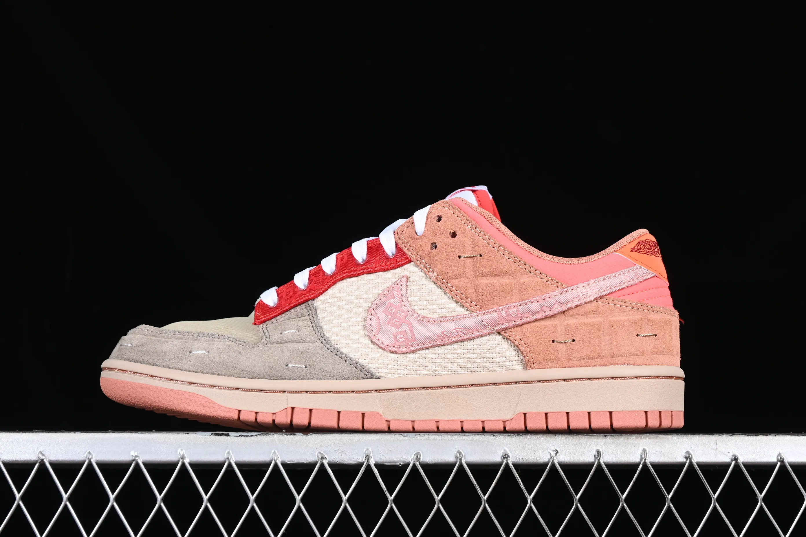 All Categories Nk SB Dunk Series Nk SB Dunk Low Low-top sneakers Clot x Dunk Low "What The" joint model Yuanyang color SB low-top casual sneakers FN0316-999